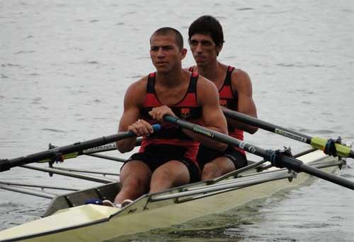 Após a primeira etapa da seletiva nacional, na sexta-feira, dia 11 de Novembro, o barco de Dênis Araújo e Willian Karllos Giaretton, o Magrão, conseguiu o melhor índice técnico no Double Skiff pesado / Foto: Zequinha Santos